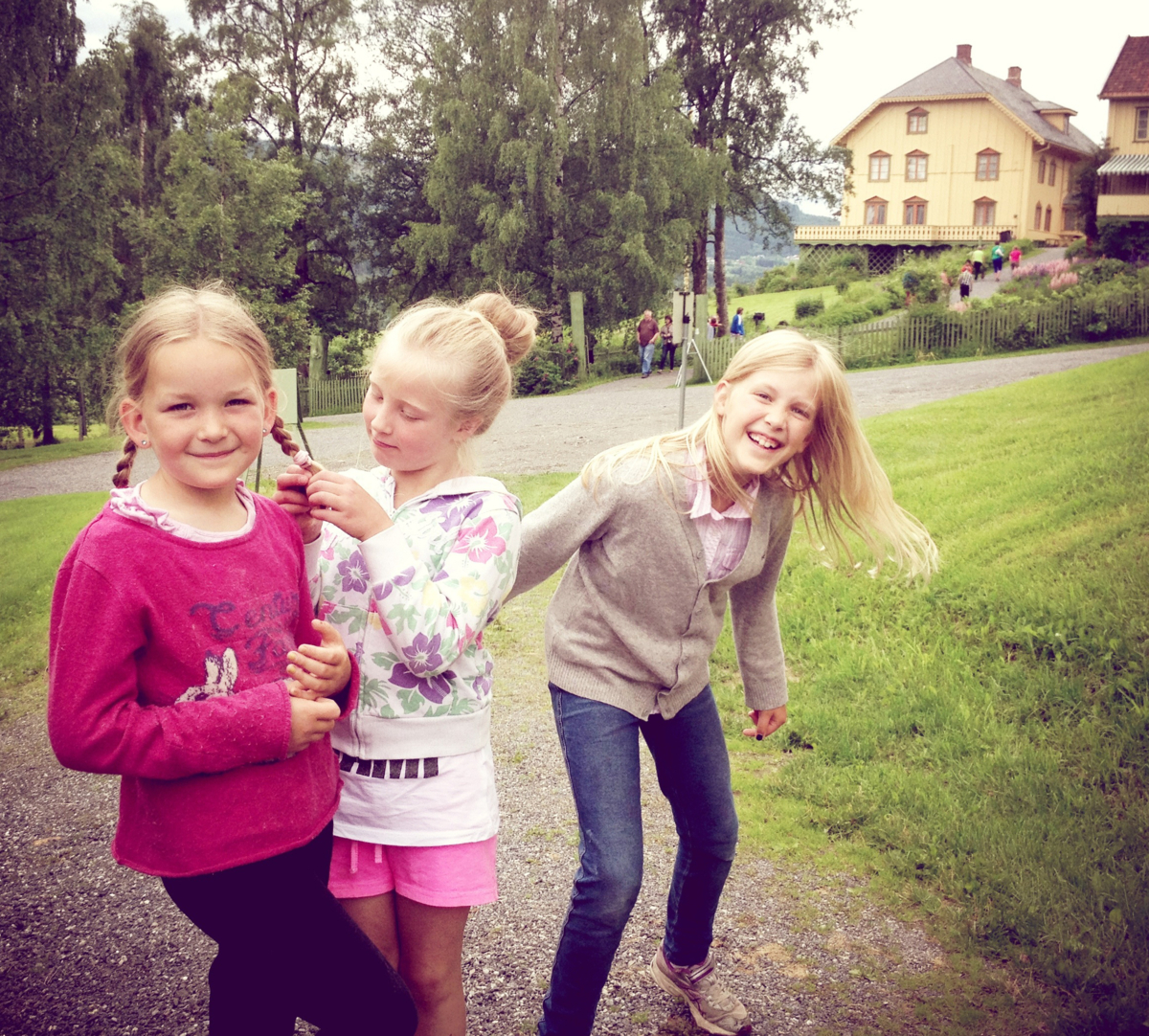 Glade jenter foran Bjørnstjerne Bjørnsons hjem Aulestad.