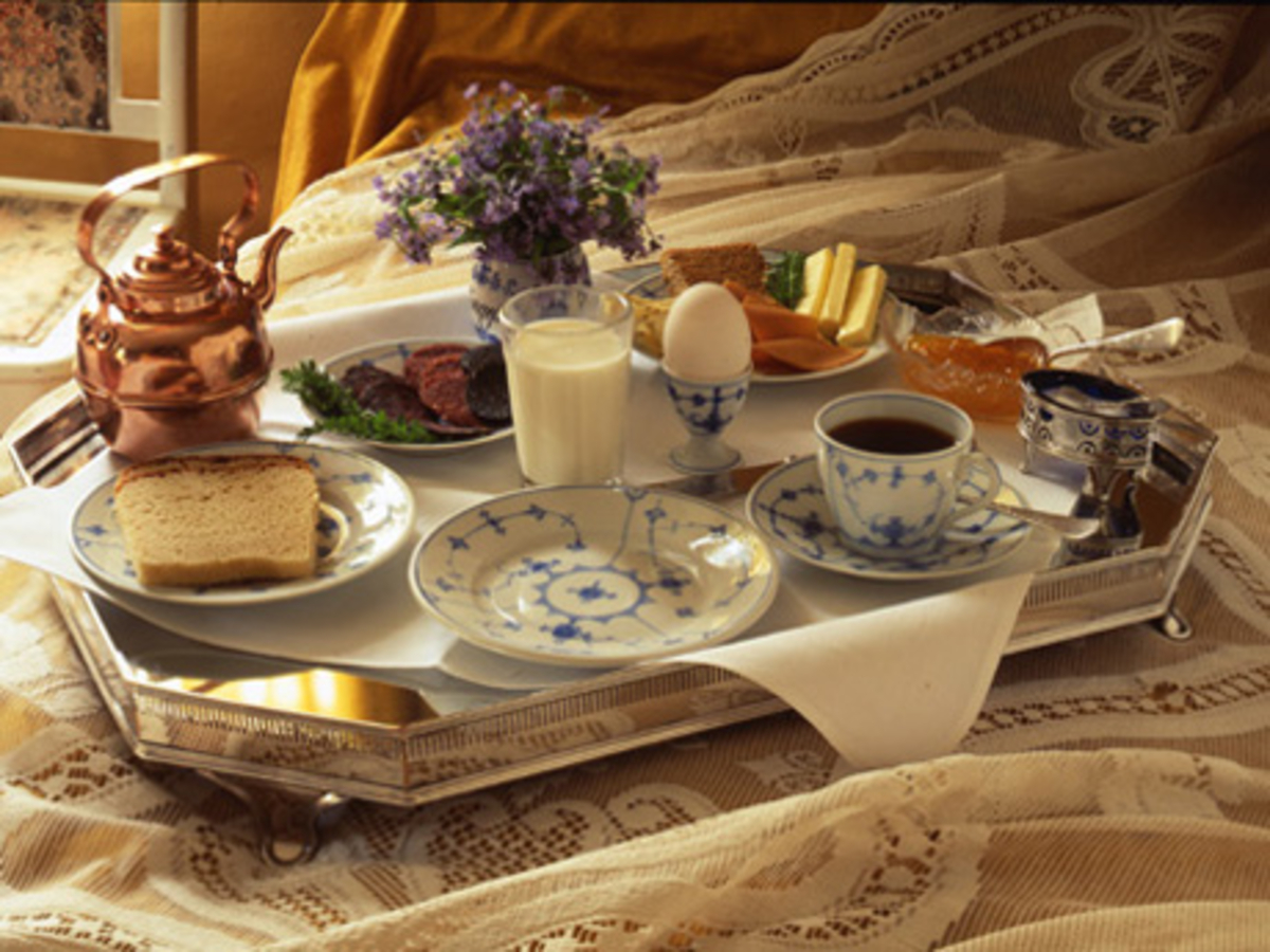 I det gule gjestev&aelig;relset fikk husets gjester frokost p&aring; senga! Foto: Aulestad.

