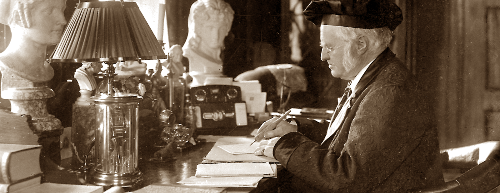 Bjørnson ved skrivebordet
