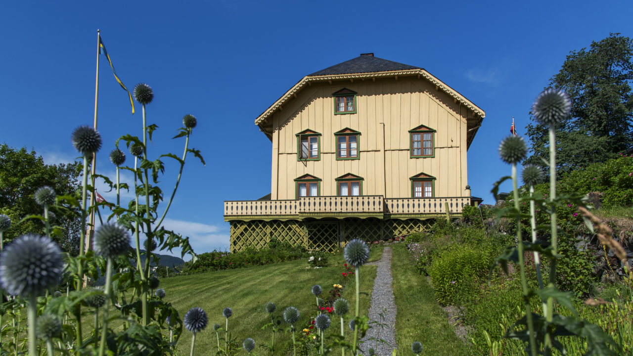 Aulestad fasade med blomster